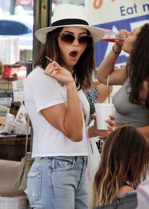 Jenna Dewan Tatum - Shopping at the Farmer's Market in Studio City