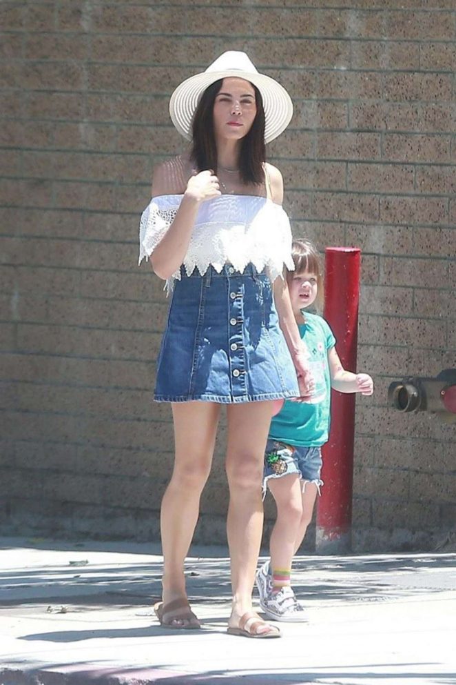 Jenna Dewan Tatum with daughter Everly at the Farmer's Market in LA