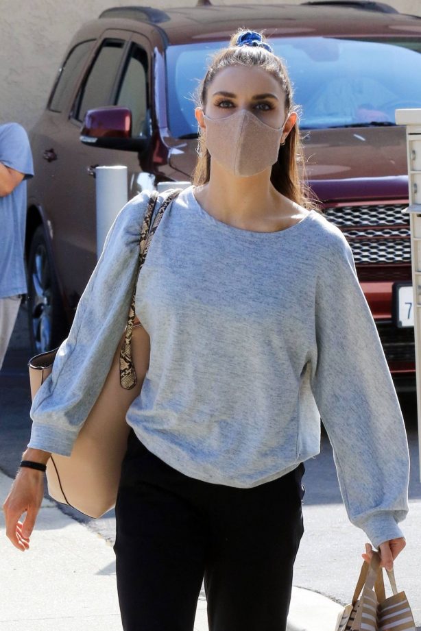 Jenna Johnson - Arriving at the dance studio Friday in Los Angeles