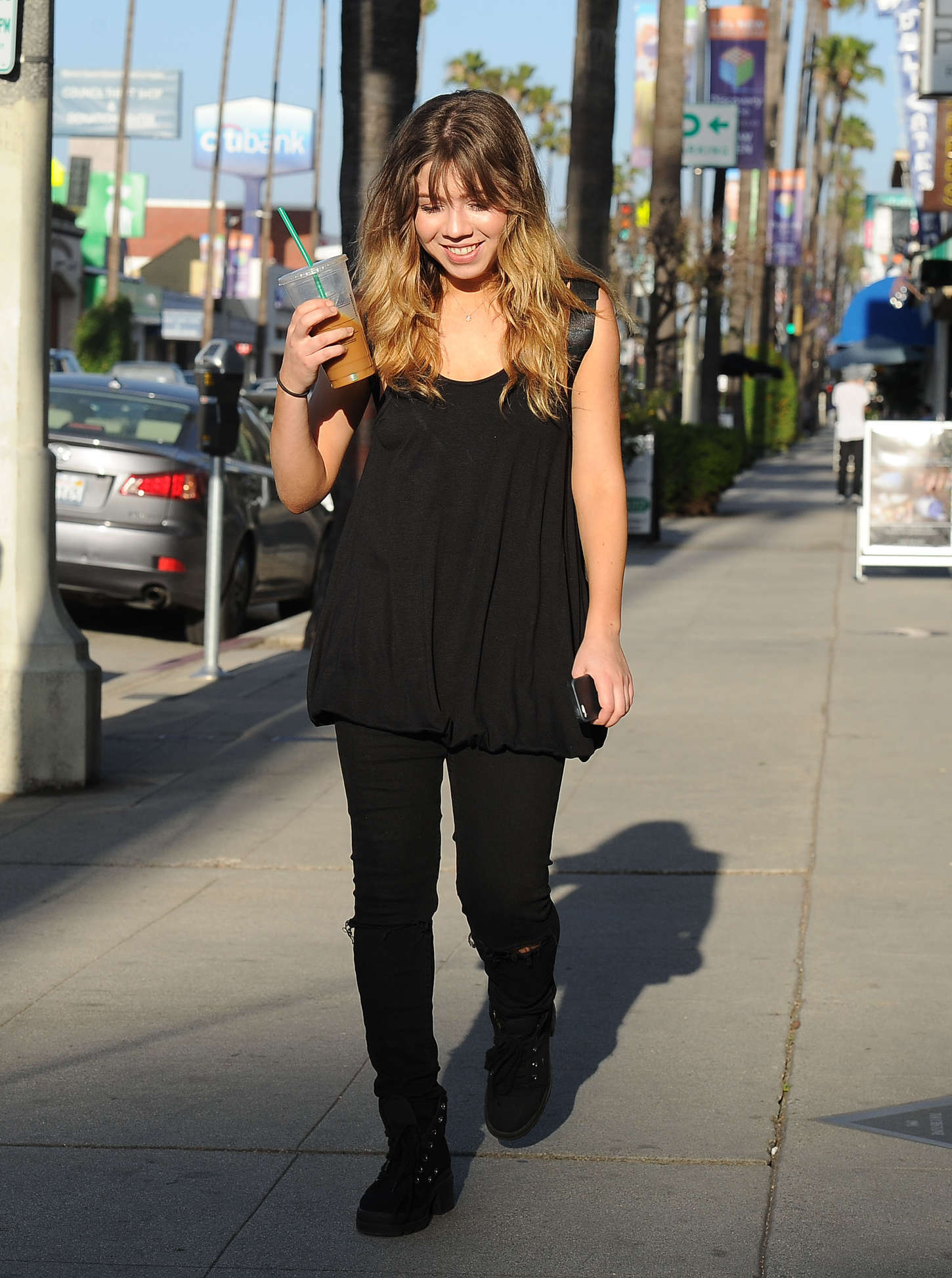 Jennette McCurdy 2015 : Jennette McCurdy in Ripped Jeans -15. 