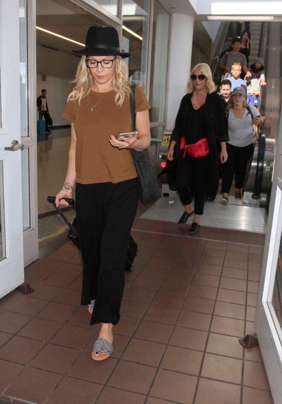 Jennie Garth - Arrives at LAX International Airport in LA