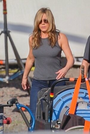 Jennifer Aniston - Filming end scene of 'Murder Mystery 2' in Waikiki - Hawaii