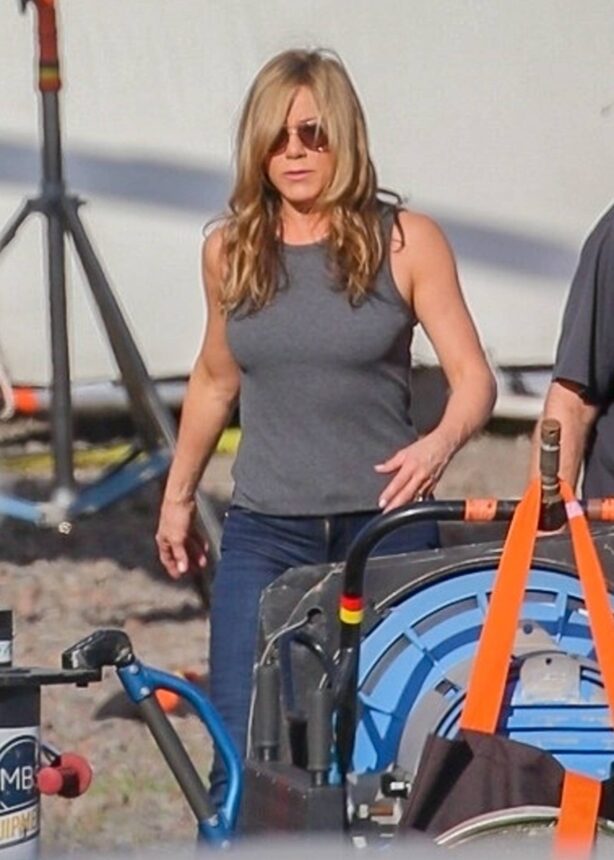 Jennifer Aniston - Filming end scene of 'Murder Mystery 2' in Waikiki - Hawaii