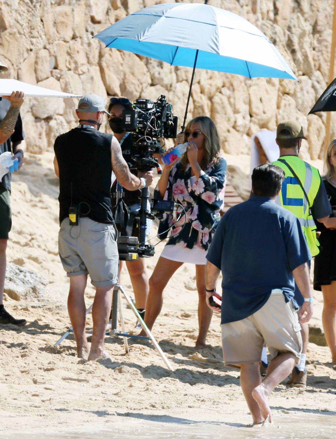 Jennifer Aniston - Filming 'Murder Mystery 2' in Hawaii