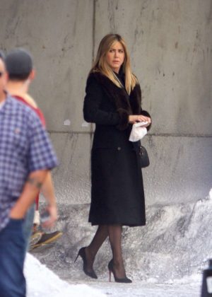 Jennifer Aniston - Filming 'Office Christmas Party' in Atlanta