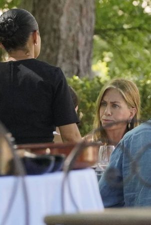 Jennifer Aniston - Hangs out with friends at a luxury resort in Provence - France