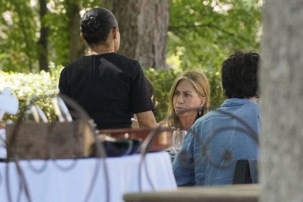 Jennifer Aniston - Hangs out with friends at a luxury resort in Provence - France