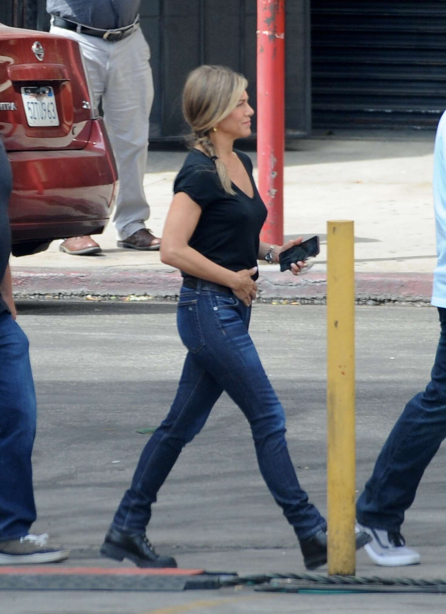 Jennifer Aniston's Effortless Chic: A Stroll Through Los Angeles in ...