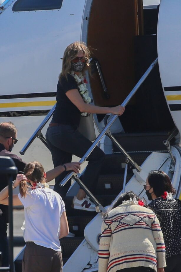 Jennifer Aniston - Leaves Oahu after finishing filming scenes for 'Murder Mystery 2'