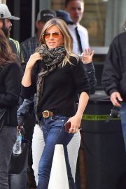 Jennifer Aniston - Leaves set of her new show for Apple in Century City