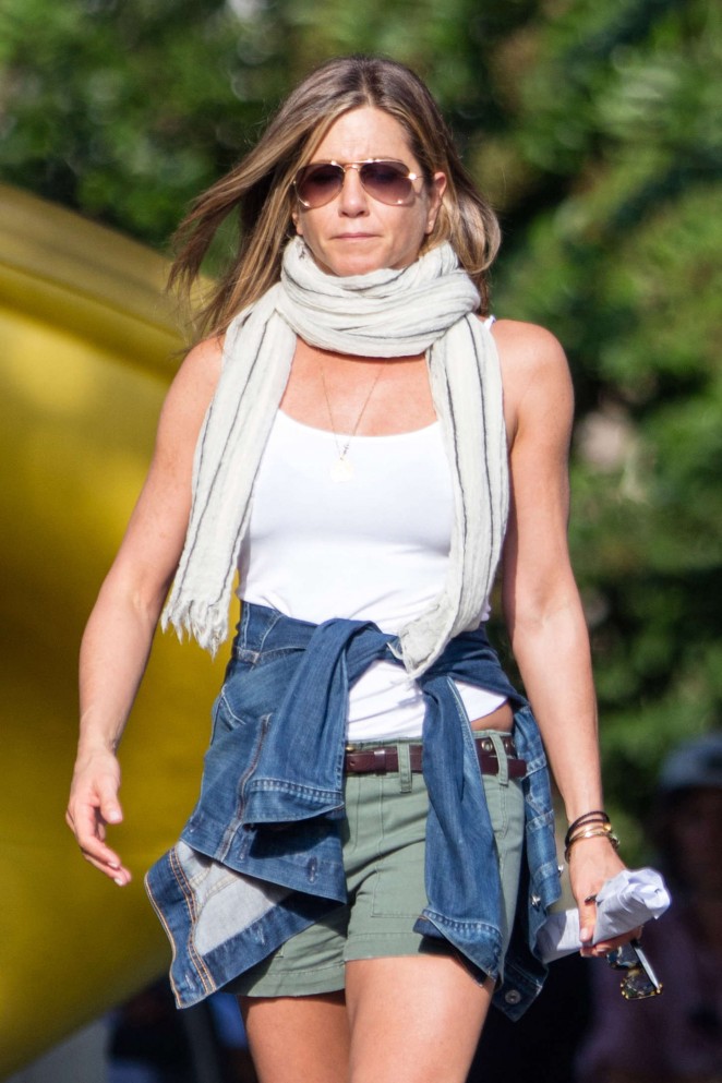 Jennifer Aniston - On the set of 'Mother's Day' in Atlanta