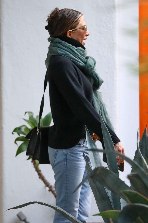 Jennifer Aniston - Spotted at a salon in Beverly Hills