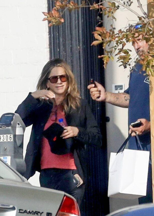Jennifer Aniston - Spotted at Shani Darden Skin Care in Beverly Hills