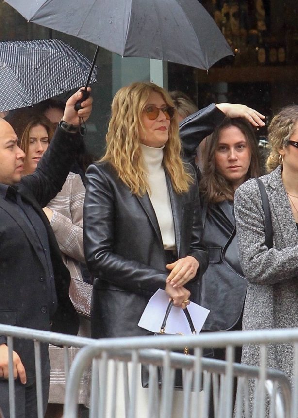 Jennifer Aniston - With Laura Dern at Courteney Cox's Walk of Fame Ceremony