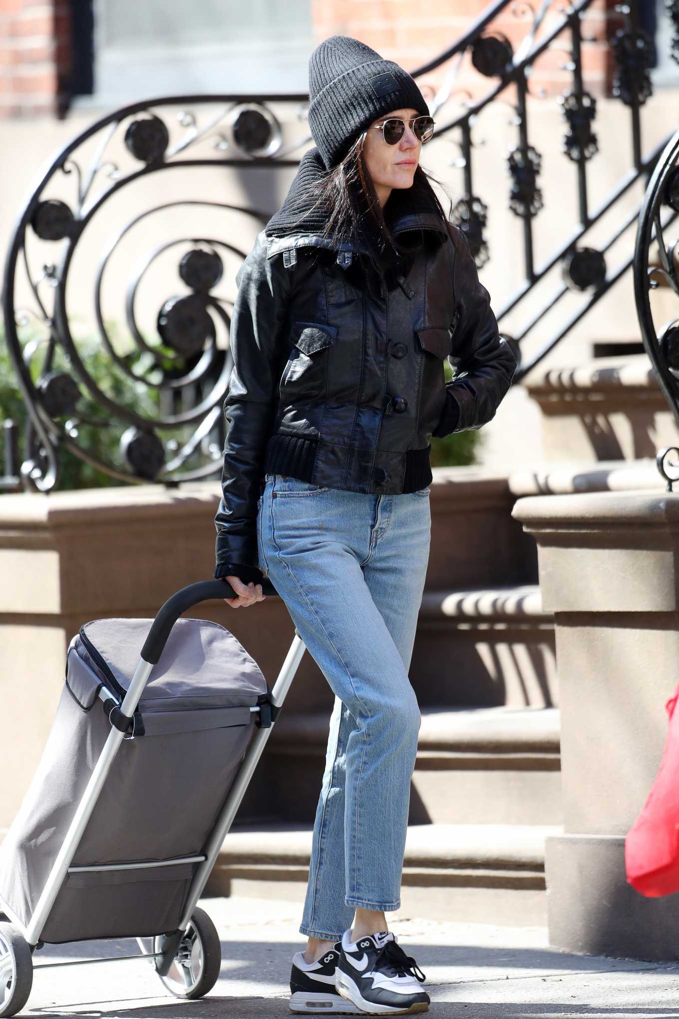 Jennifer Connelly â€“ Shopping in New York City