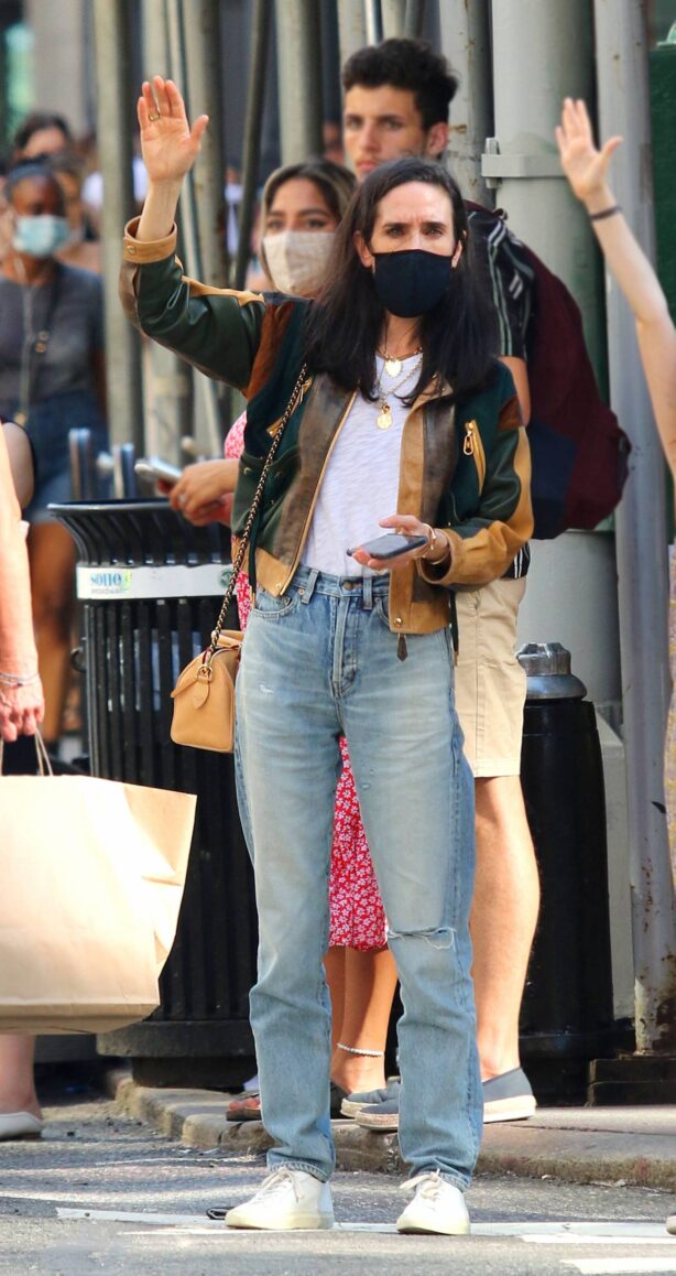 Jennifer Connelly - Shopping on a busy Downtown Manhattan street