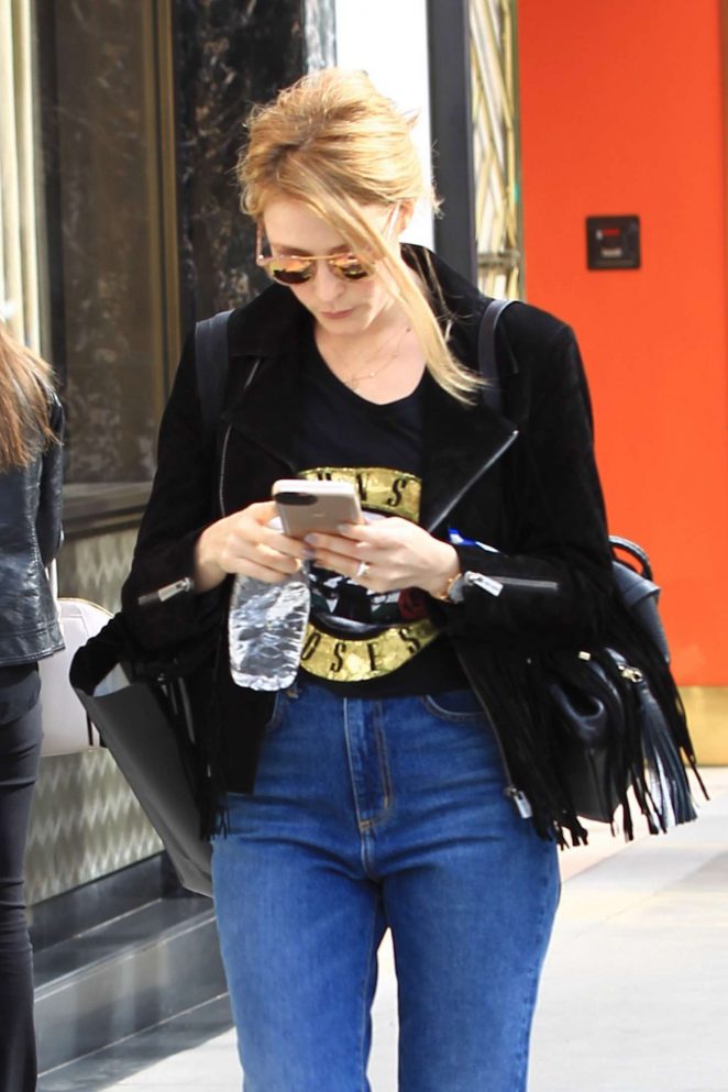 Jennifer Finnigan in Jeans Shopping in Beverly Hills
