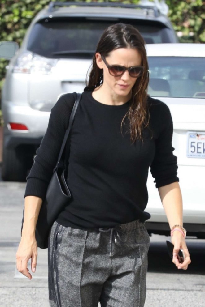 Jennifer Garner - Arrives for Sunday church services in the Pacific Palisades