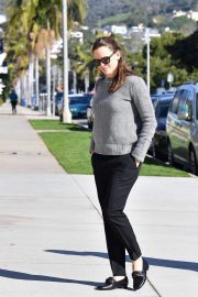 Jennifer Garner - Arrives for Sunday morning church services in Pacific Palisades