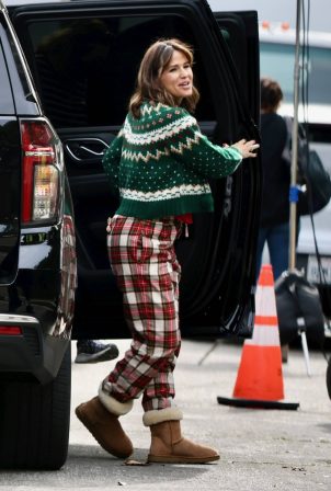Jennifer Garner - Arrives to the set of her latest comedy film Family Leave in Los Angeles