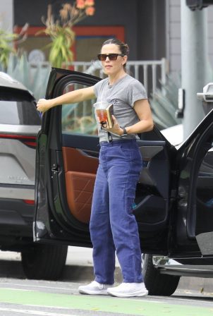 Jennifer Garner - Arriving at Santa Monica Family YMCA