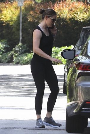 Jennifer Garner - Chatting on the phone in Brentwood