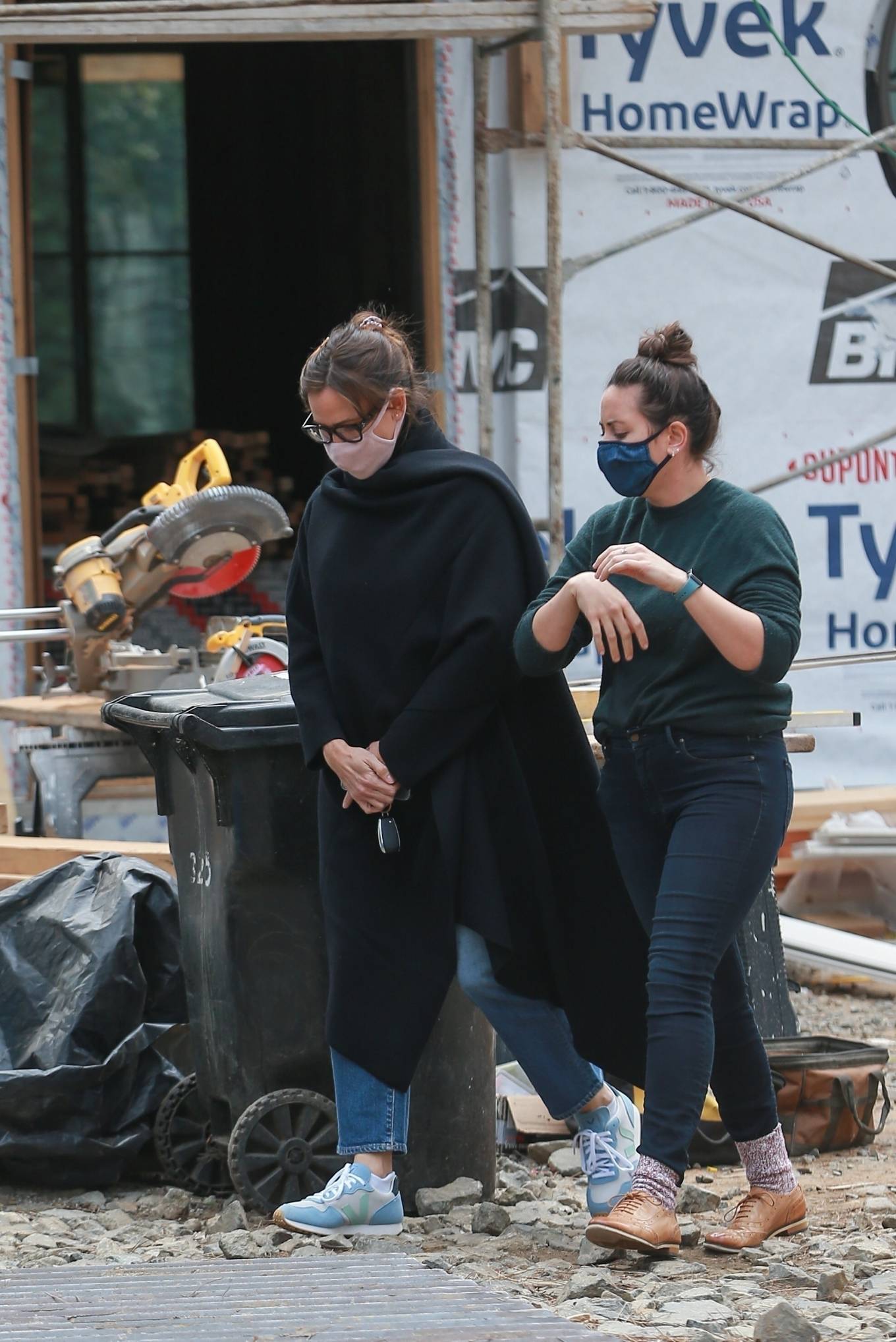 Jennifer Garner - Checks her new house under construction in Brentwood