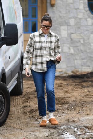 Jennifer Garner - checks on her house under construction in Brentwood