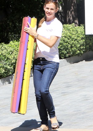 Jennifer Garner in Jeans at Color Me Mine in Santa Monica