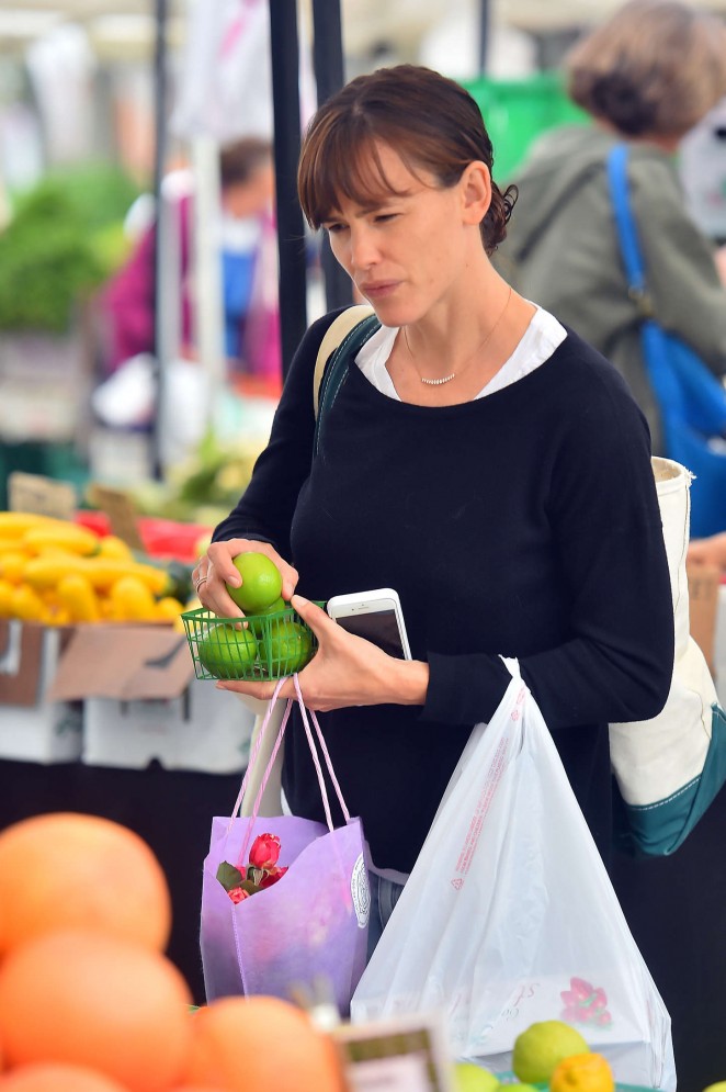 Jennifer Garner - Farmer's Market in Pacific Palisades