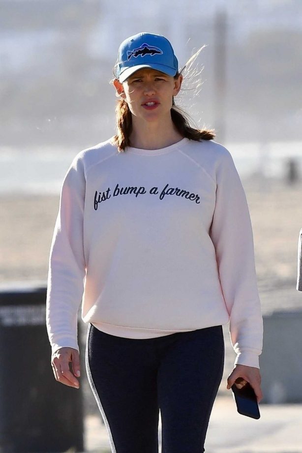 Jennifer Garner - Goes for a beach walk in Santa Monica