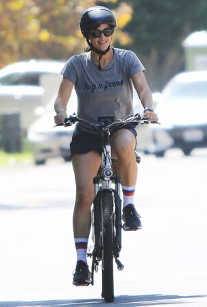 Jennifer Garner - Goes for a bicycle ride in Pacific Palisades