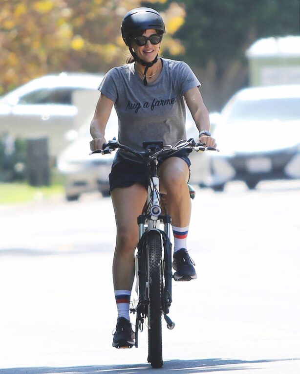 Jennifer Garner - Goes for a bicycle ride in Pacific Palisades