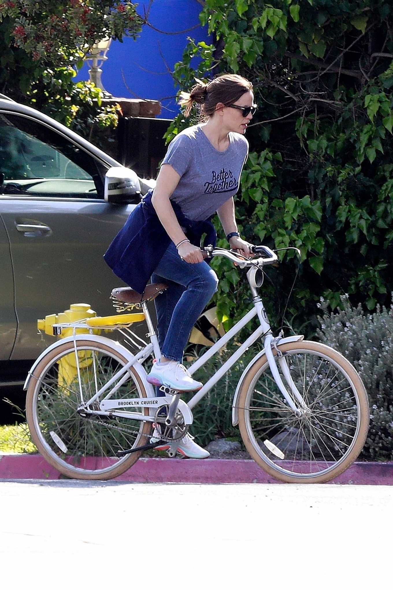 Jennifer Garner â€“ Goes for a bike ride in Los Angeles