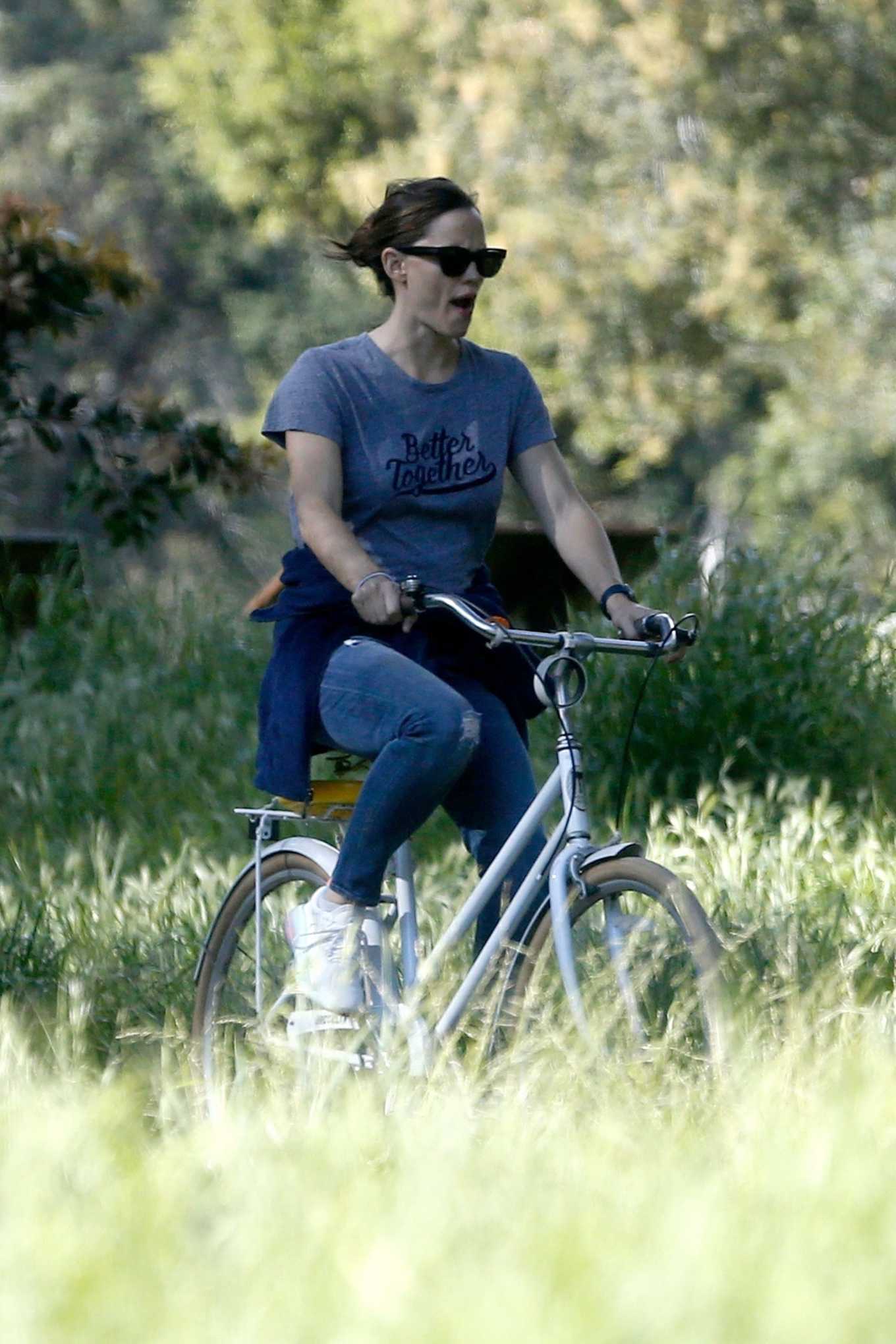 Jennifer Garner â€“ Goes for a bike ride in Los Angeles