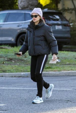 Jennifer Garner - Goes for a solo walk