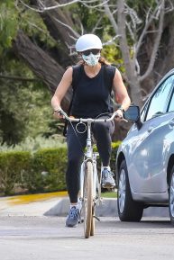 Jennifer Garner - Goes for a Sunday bike ride in Brentwood
