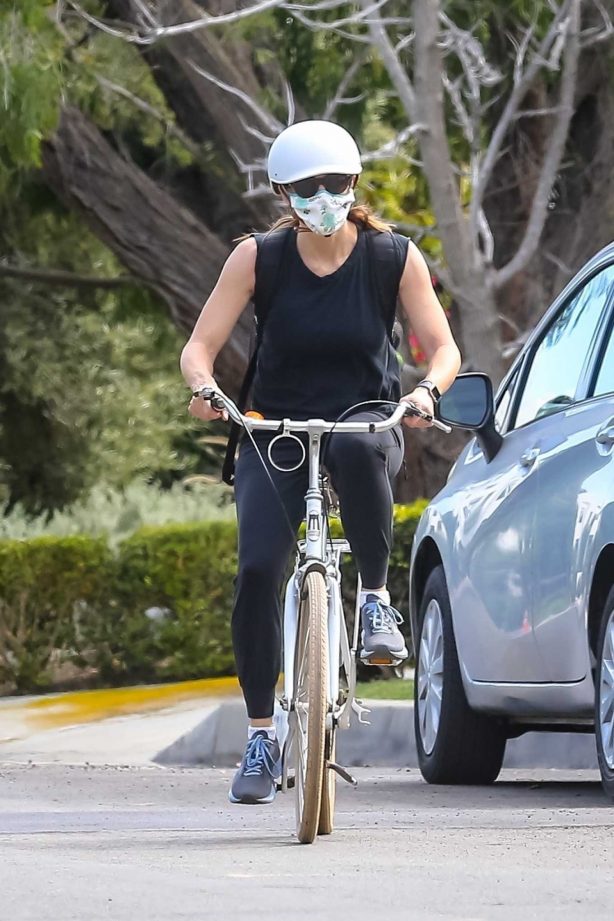 Jennifer Garner - Goes for a Sunday bike ride in Brentwood