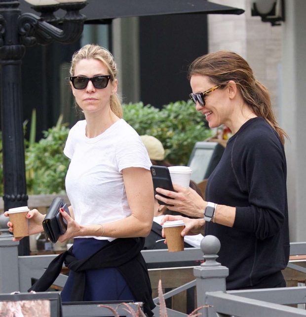 Jennifer Garner - Grabs coffee in Brentwood