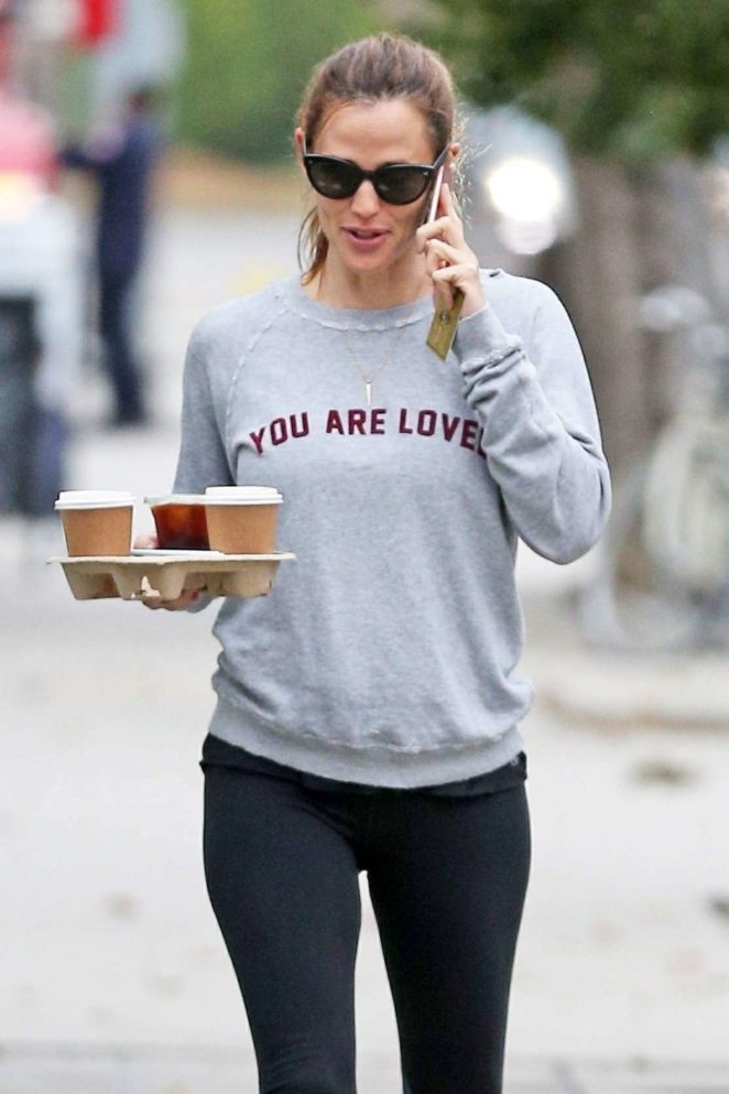 Jennifer Garner - Grabs coffee in Los Angeles