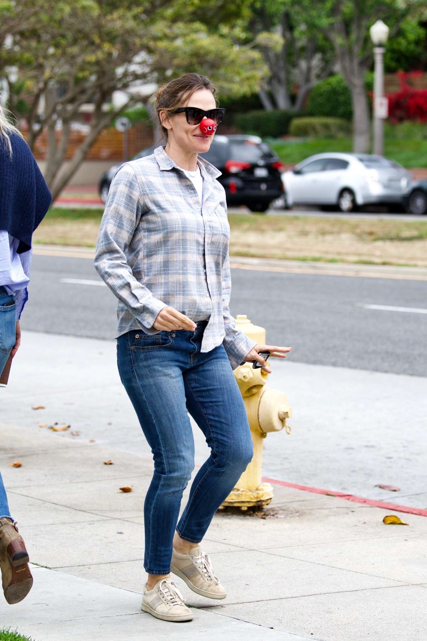 Jennifer Garner â€“ Having fun in the streets of Brentwood