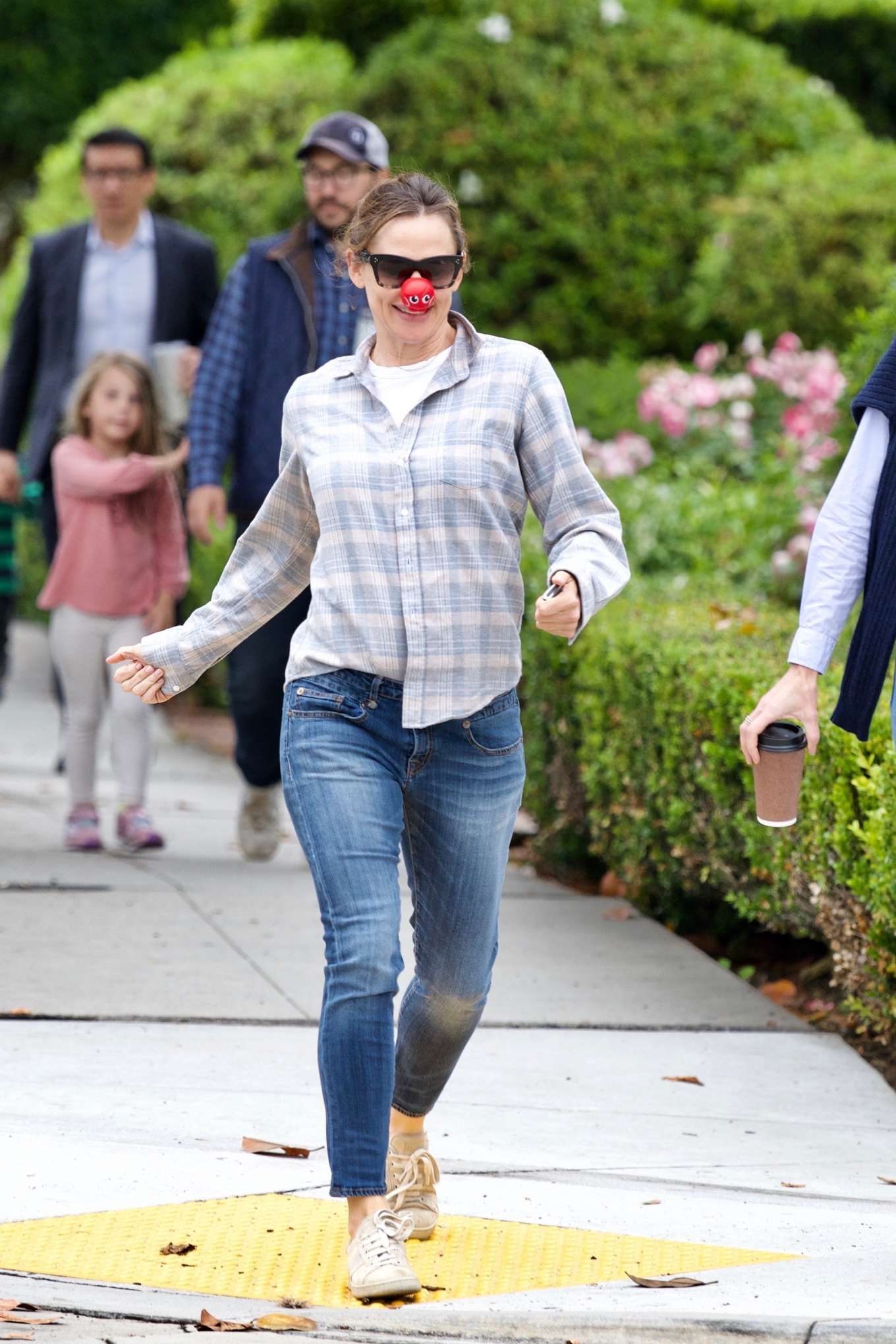 Jennifer Garner â€“ Having fun in the streets of Brentwood