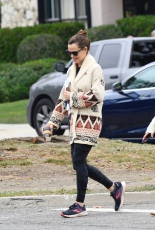 Jennifer Garner - In a knit cardigan running errands in Santa Monica