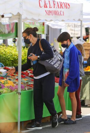 Jennifer Garner - In a navy sweatsuit shopping at the Farmer's Market in Pacific Palisades