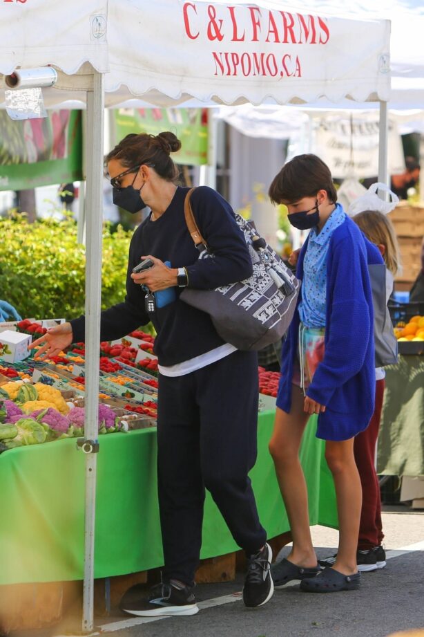 Jennifer Garner - In a navy sweatsuit shopping at the Farmer's Market in Pacific Palisades