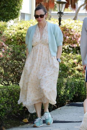 Jennifer Garner - In a spring dress out in Santa Monica