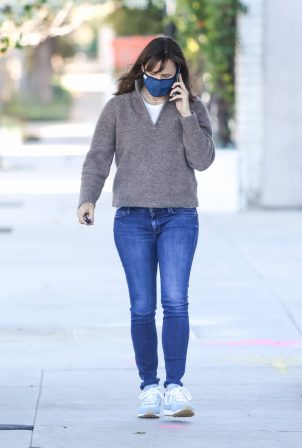 Jennifer Garner - In jeans out in Los Angeles