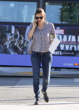 Jennifer Garner in Jeans Out in Los Angeles