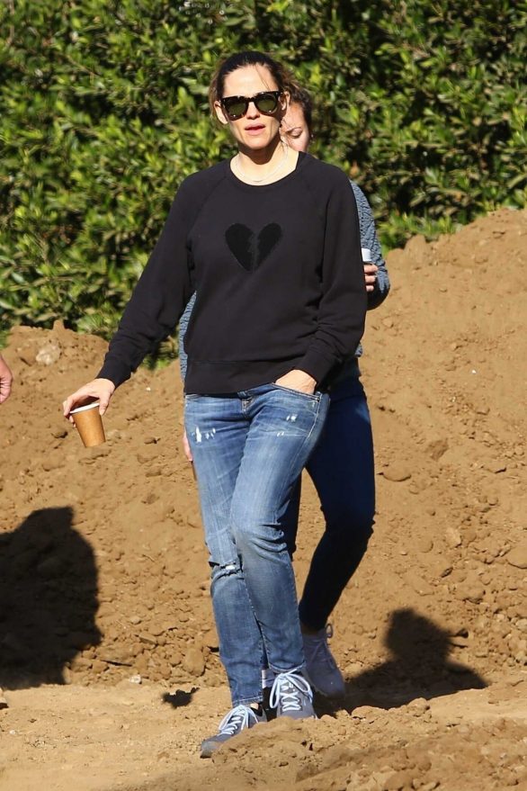Jennifer Garner - In jeans seen surveying construction on a property in Brentwood