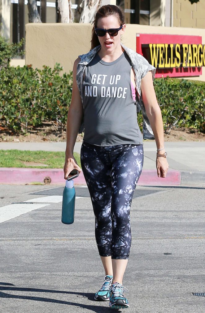 Jennifer Garner in Leggings Leaving the gym in Brentwood